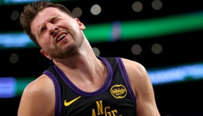 开云体育APP下载-湖人输得不冤！三次漏判魔术两次吃亏：漏吹东契奇走步+打手犯规